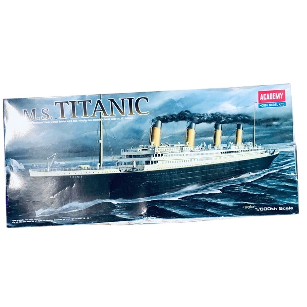 R.M.S. Titanic Model Building Kit - Picture 2 of 7
